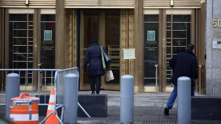 Kevin Castel y defensa de Juan Orlando Hernández discuten por jurado enfermo