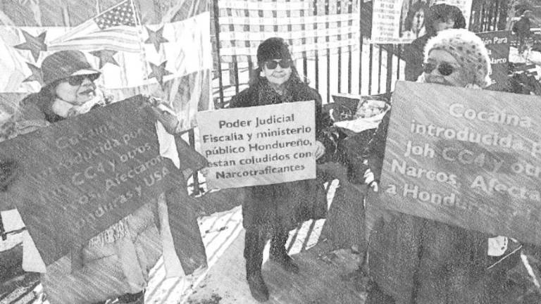 Hondureños llegan afuera de la Corte de Nueva York a protestar