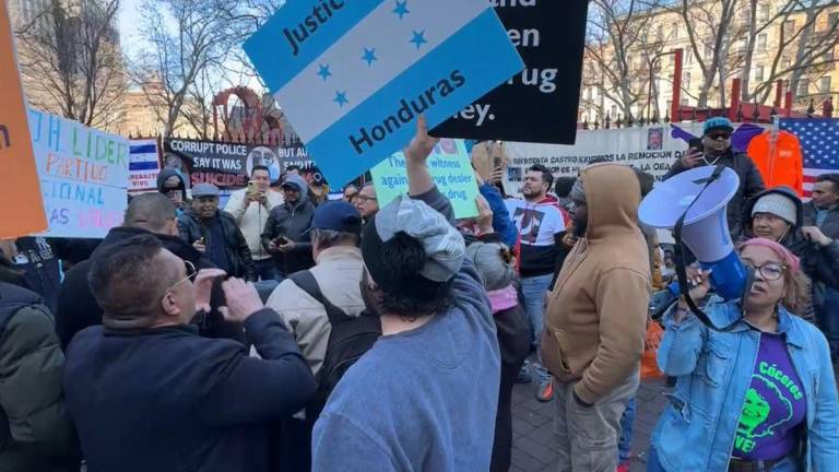 Hondureños celebran en las afueras de la Corte de Nueva York tras conocer veredicto hacia JOH