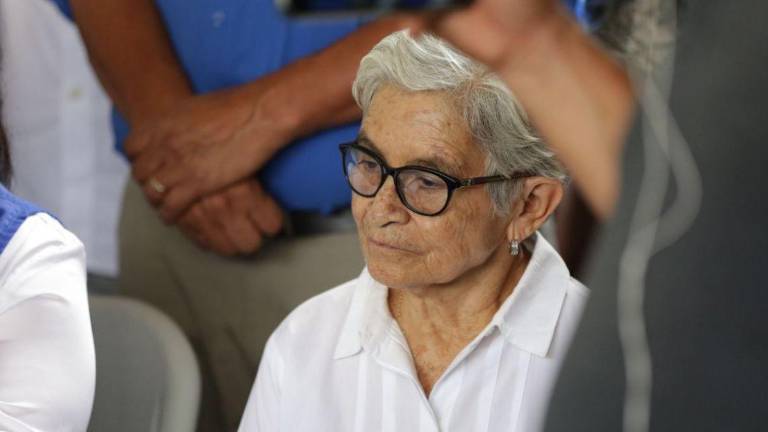 Cabizbaja y en silencio, mamá de JOH reapareció tras condena de 45 años a su hijo