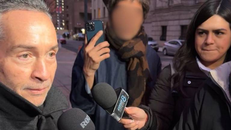 Directora de Canal 8 increpa a Raymond Colon al salir de juicio de Juan Orlando Hernández