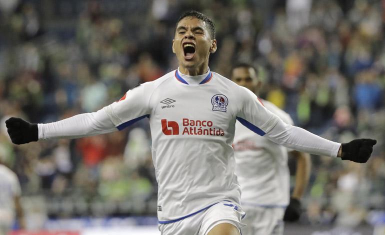 Carlos Pineda revela que jugador le quiso enamorar a su esposa