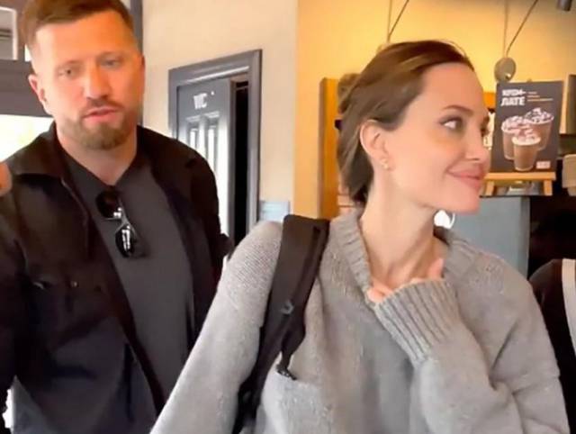 Angelina Jolie visita a desplazados en Ucrania