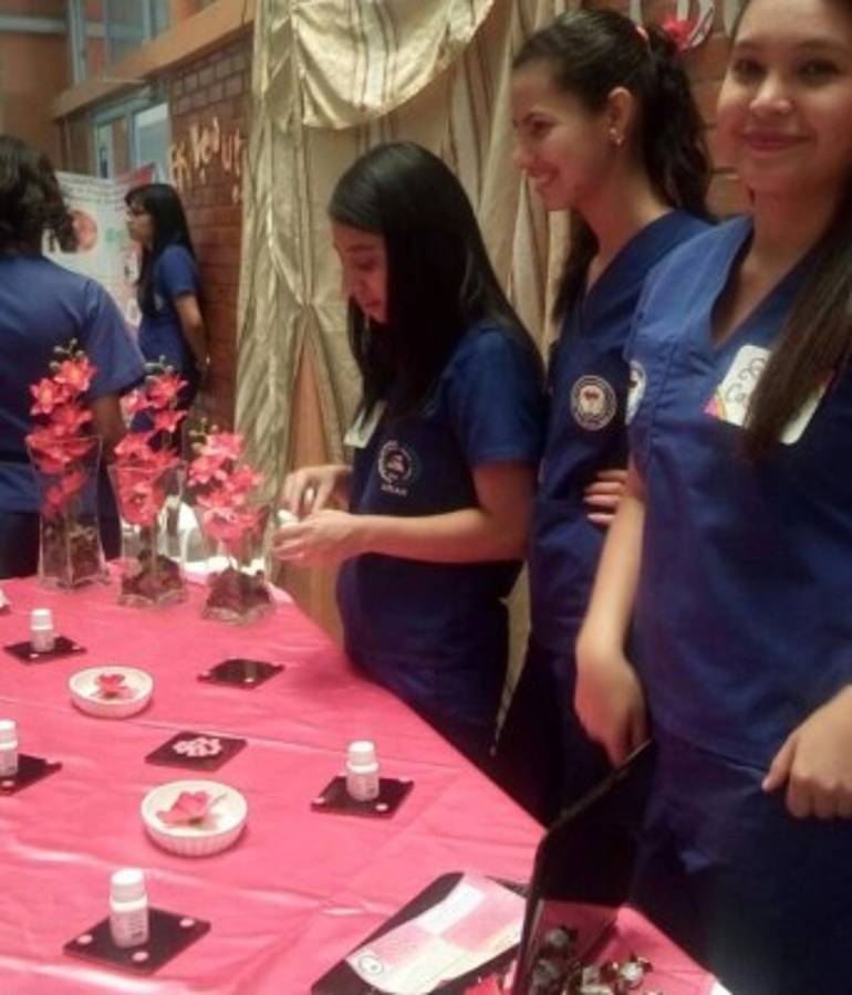 Universitarios de Química y Farmacia realizan feria de productos propios