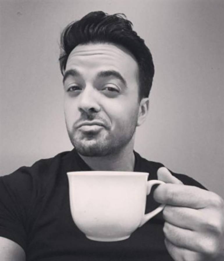 Luis Fonsi comparte una emotiva fotografía de su hijo recién nacido