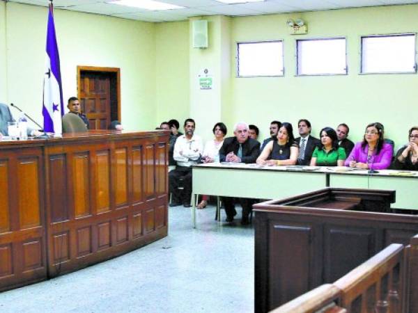 El juez natural Elmer Lizardo previo a dictar su resolución contra exdirectivos y un exfuncionario del IHSS, al fondo