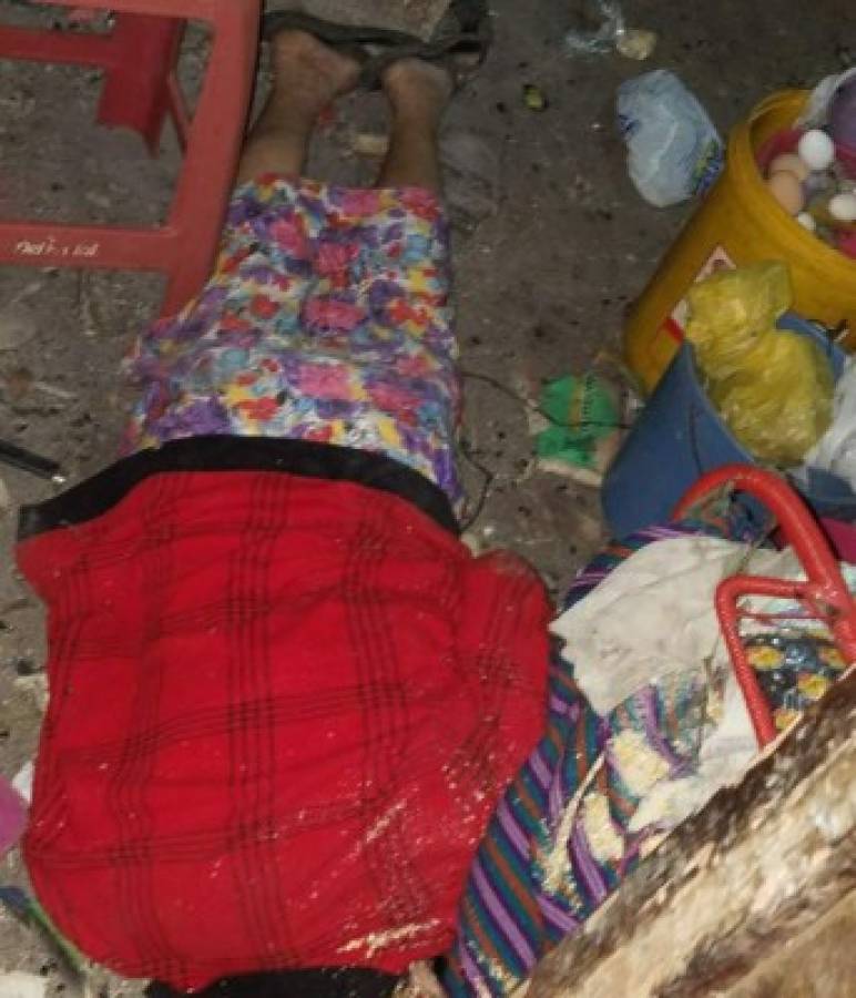 Uno de los cadáveres yace junto a la cocina donde habría sido asesinada por su atacante. (Foto: El Heraldo Honduras, Noticias de Honduras)