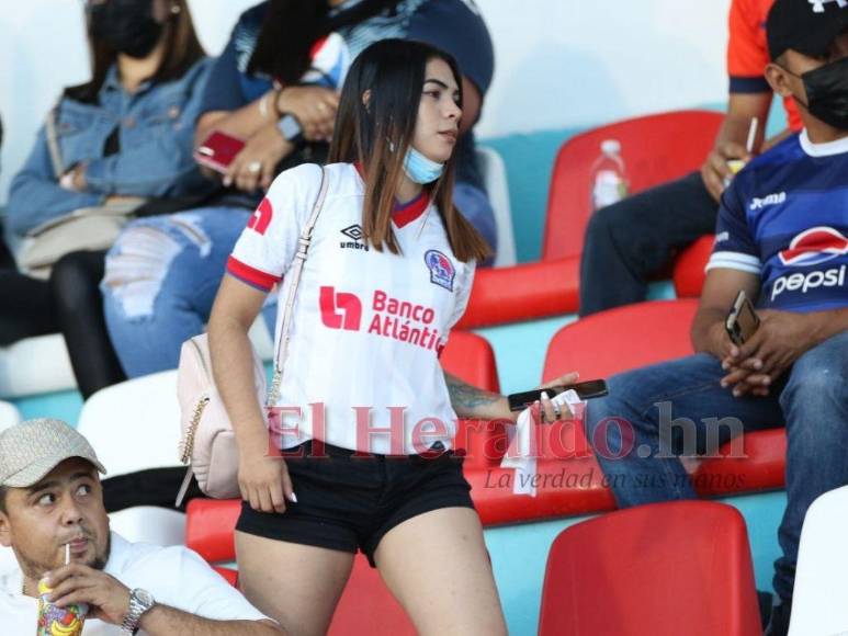 ¡Roban suspiros! Hermosas chicas adornan el Estadio Nacional en el clásico Motagua-Olimpia