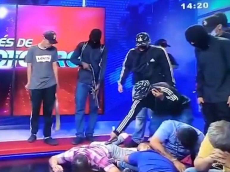 “Entraron a matarnos”: Así secuestraron canal de televisión en Ecuador