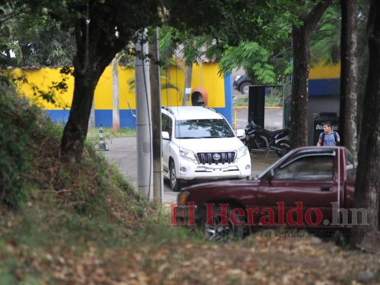 Familia de expresidente Hernández llega a los Cobras, en la que sería su última visita (Fotos)