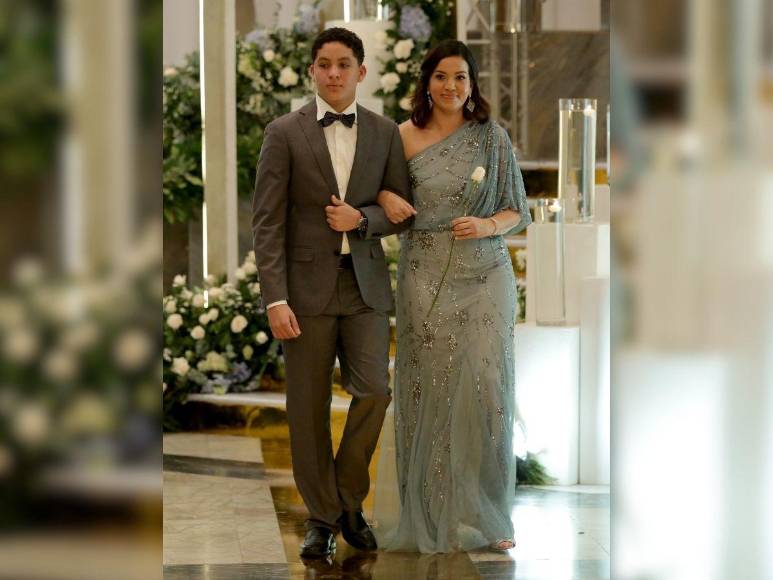 Sobriedad y elegancia en la Prom Night 2024 de Dowal School