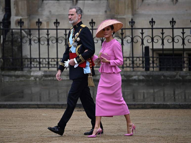 Sin coronas y colores pasteles: los mejores looks de la coronación de Carlos III