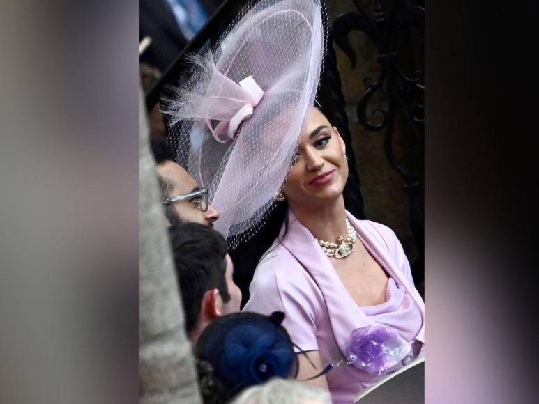 Sin coronas y colores pasteles: los mejores looks de la coronación de Carlos III