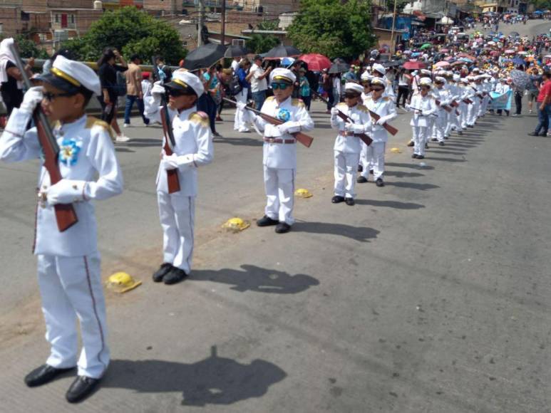 Bandas, pelotones y cadetes también brillaron en desfiles patrios de educación básica