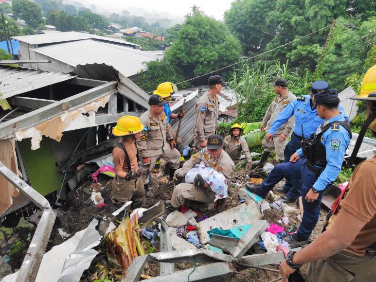 Sigue intensa búsqueda de víctima soterrada en derrumbe en Choloma