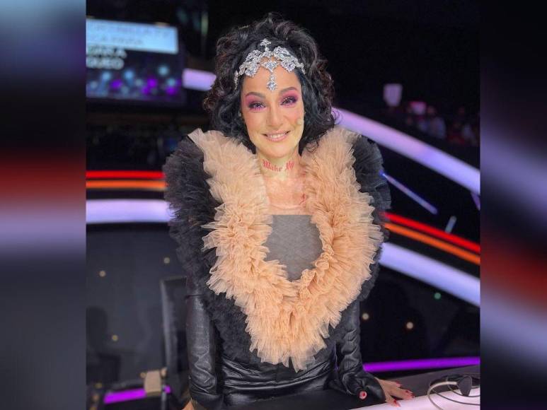 Excéntricos, espectaculares y únicos: los looks de Lolita Cortés en La Academia