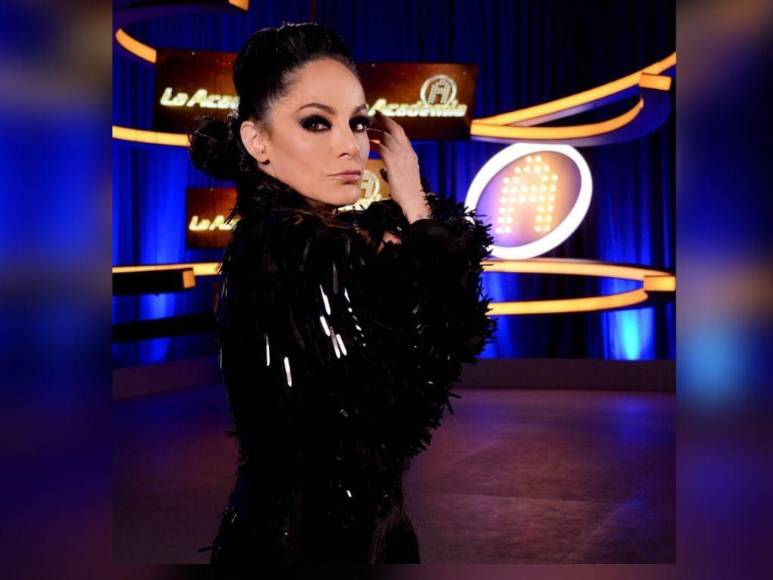 Excéntricos, espectaculares y únicos: los looks de Lolita Cortés en La Academia