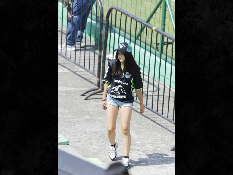 Bellas aficionadas verdolagas presentes en el clásico entre Marathón y Real España