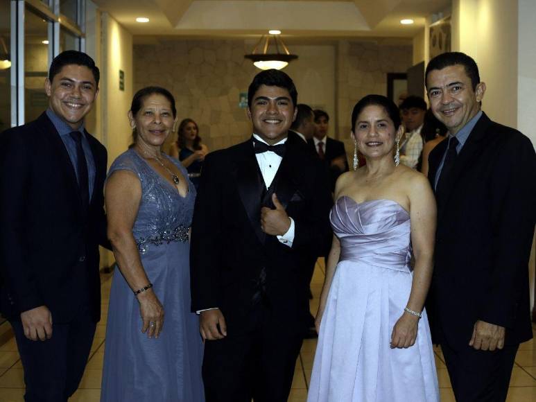 Prom Night 2024 de la Elvel School, un festejo fundido en amor y glamour