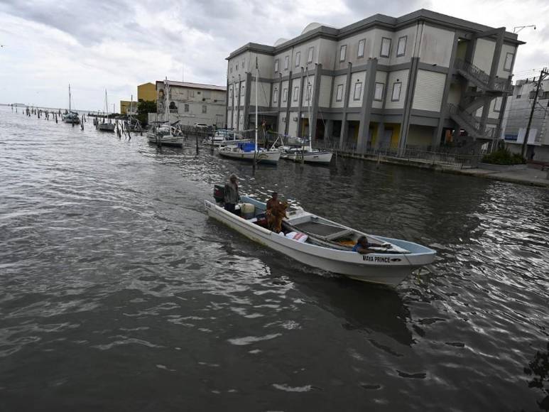 Belice se prepara para embate del huracán Lisa tras su paso por zona insular de Honduras