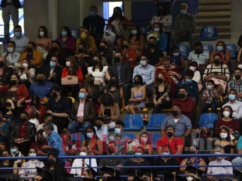 Alegría y conmovedoras dedicatorias durante entrega de títulos a nuevos profesionales en la UNAH