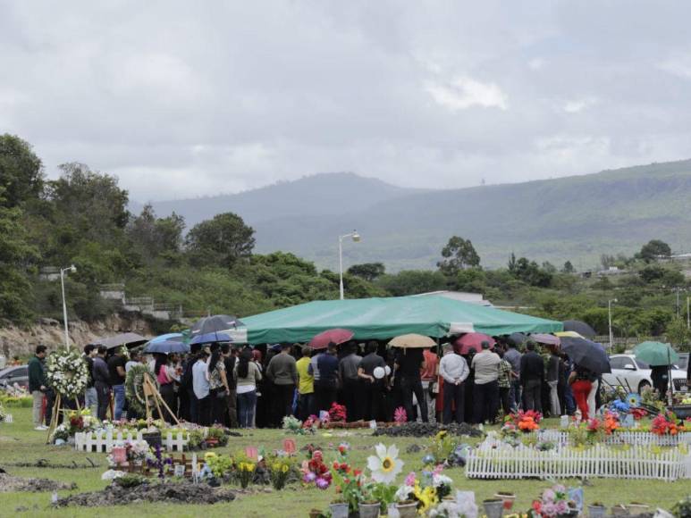 Sin poder verlo por última vez, familiares se despiden de Elvin Izaguirre