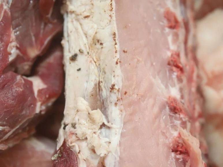 Con moscas y cucarachas: así encontraron productos de una carnicería en Comayagüela