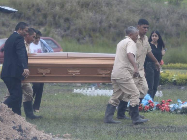Con flores y camisas memorables, familiares y amigos despiden a Kevin Cáceres