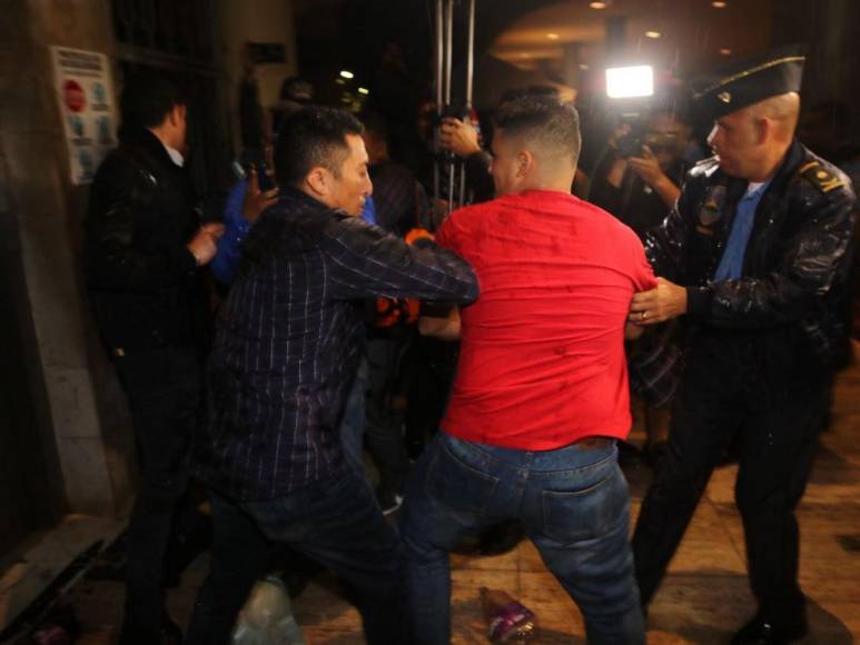 Las 20 fotos que dejó la jornada violenta en el Congreso de Honduras