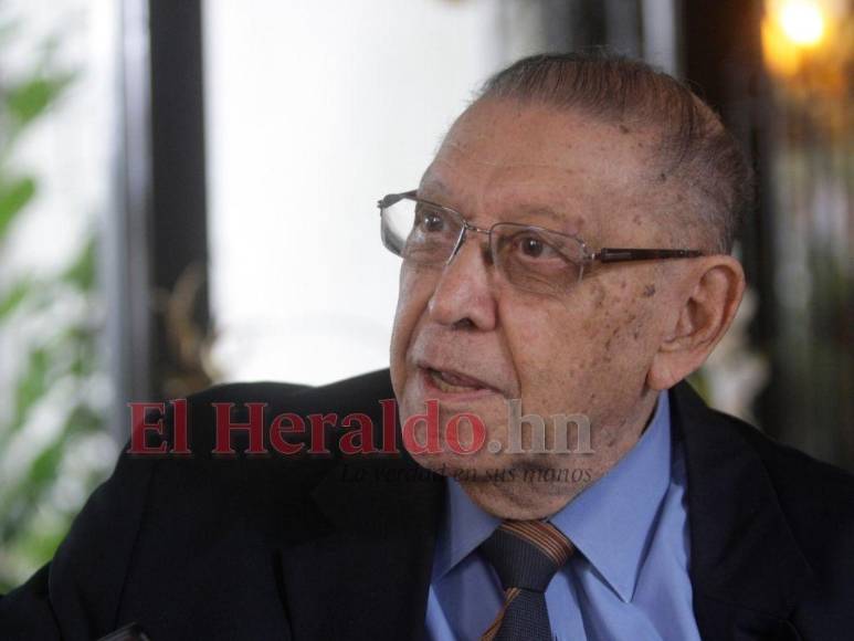 Destacado político, diplomático y analista: La trayectoria de Enrique Ortez Colindres