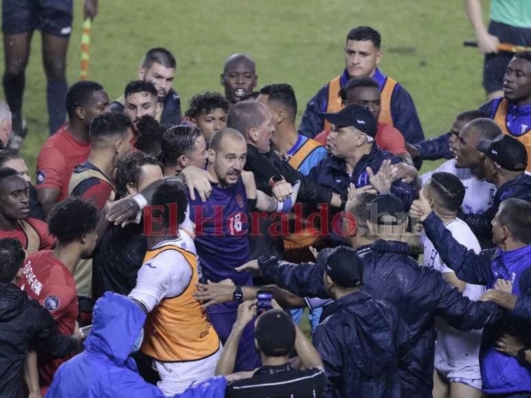 Insultos y golpes: Así fue la pelea entre Diego Vázquez y el técnico canadiense al finalizar el partido (FOTOS)