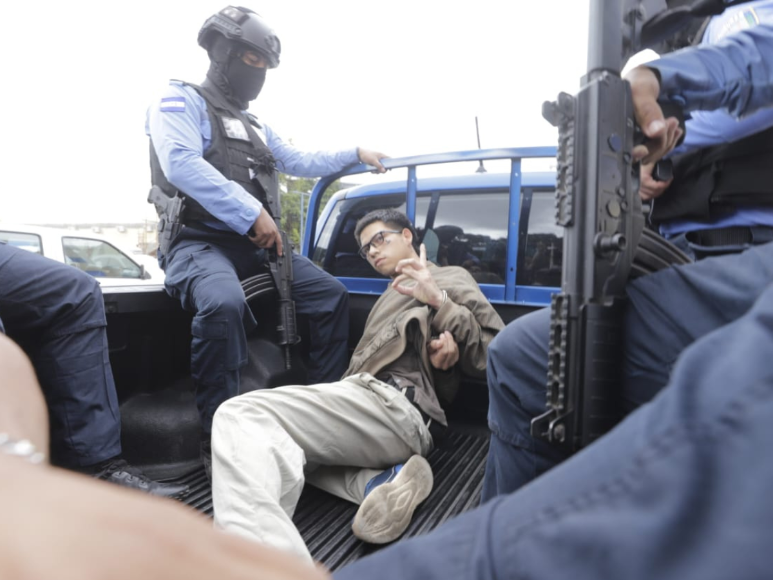 Con “señas de la 18” y patadas, así fue trasladado sexto acusado por crimen en mudanza