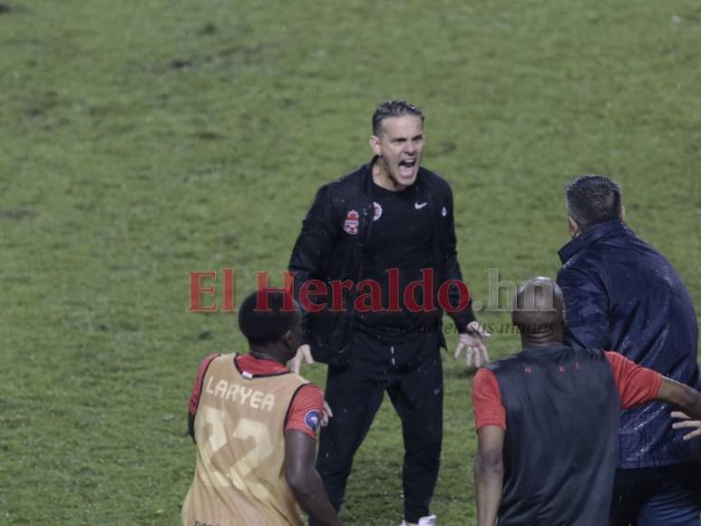 Insultos y golpes: Así fue la pelea entre Diego Vázquez y el técnico canadiense al finalizar el partido (FOTOS)