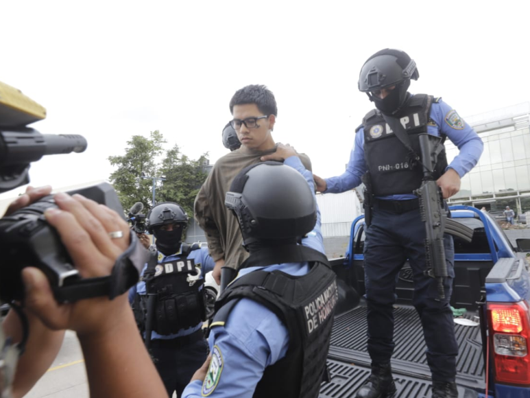 Con “señas de la 18” y patadas, así fue trasladado sexto acusado por crimen en mudanza