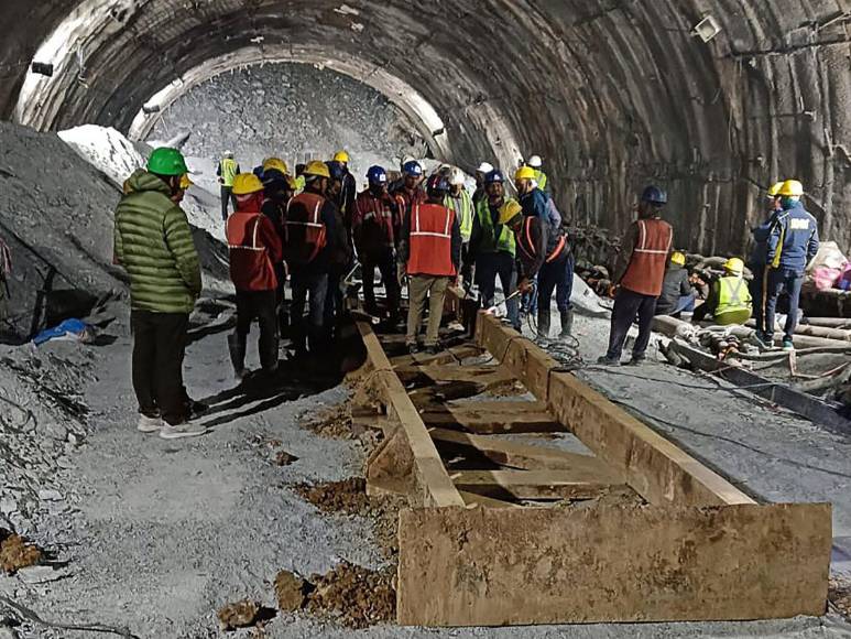India: tercer día de rescate de 40 obreros atrapados en un túnel