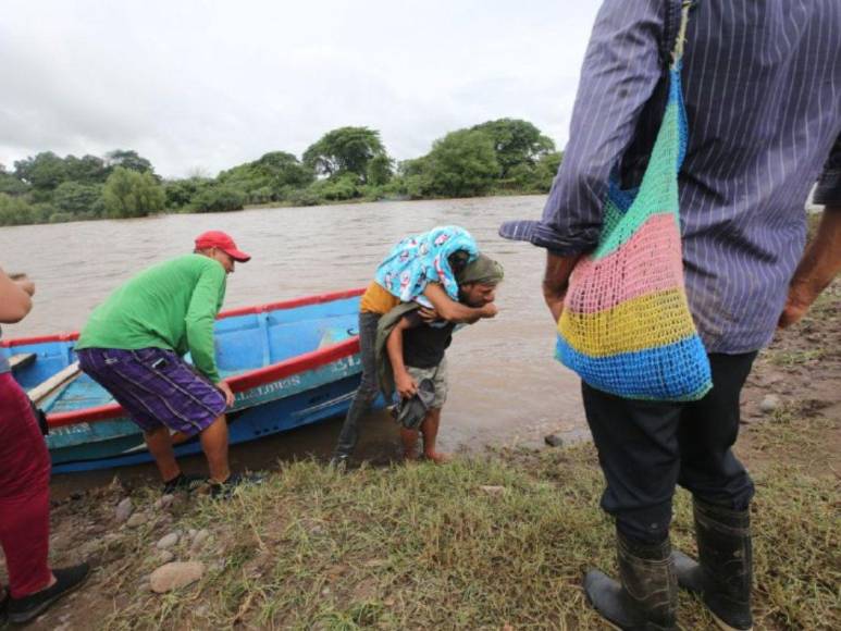 Enfermos cruzan en balsas: dramática situación por inundaciones en el sur de Honduras