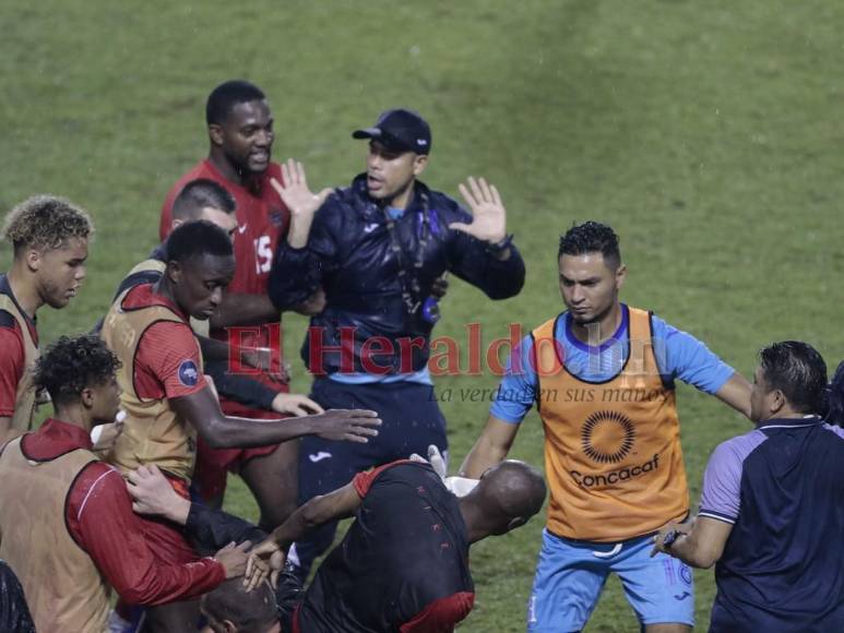 Insultos y golpes: Así fue la pelea entre Diego Vázquez y el técnico canadiense al finalizar el partido (FOTOS)