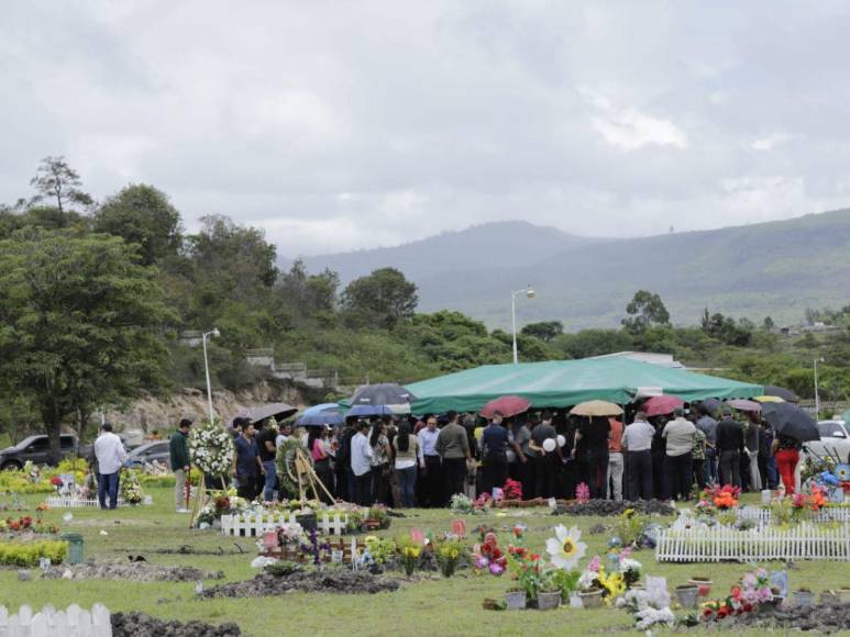 Sin poder verlo por última vez, familiares se despiden de Elvin Izaguirre