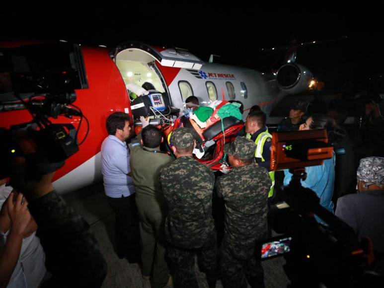 Conectados a cables y monitores: así fue el dramático traslado de los miembros de la Naval a México