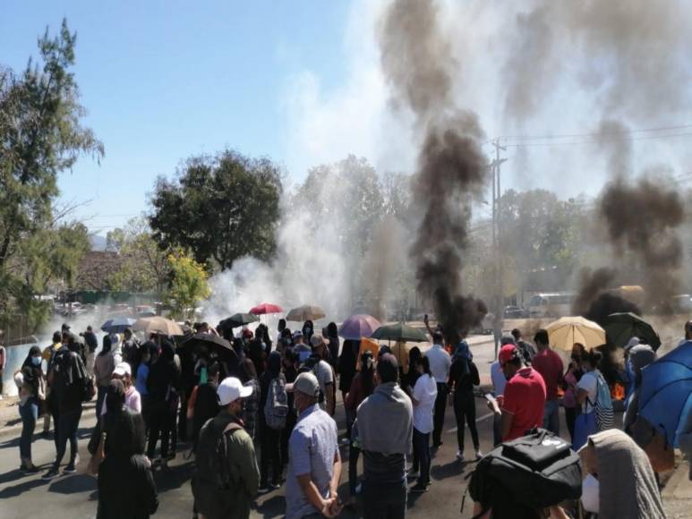 Maestros bloquean calles tras suspensión del proceso de nombramiento docente (Fotos)