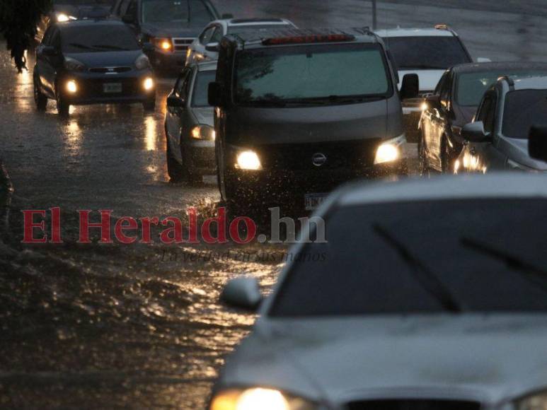 Caos y vulnerabilidad: así luce la capital tras varios minutos de lluvia