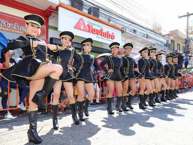 Los trajes más hermosos de las palillonas que desfilaron este 2023 en Honduras