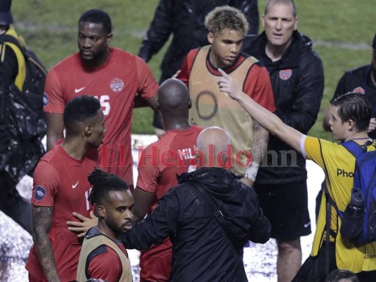 Insultos y golpes: Así fue la pelea entre Diego Vázquez y el técnico canadiense al finalizar el partido (FOTOS)