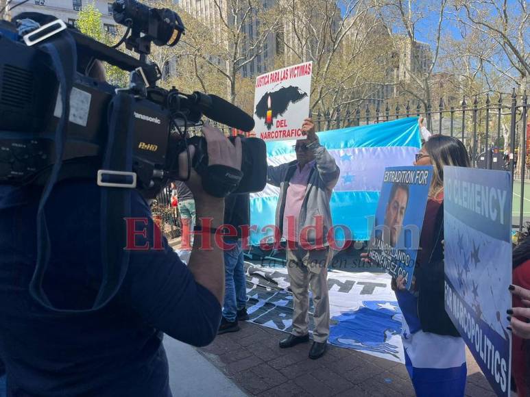 Hondureños protestan afuera de la corte en NY durante audiencia de JOH