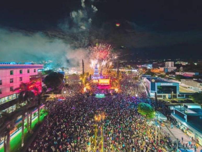 El Salvador enciende árbol navideño gigante iniciando temporada navideña