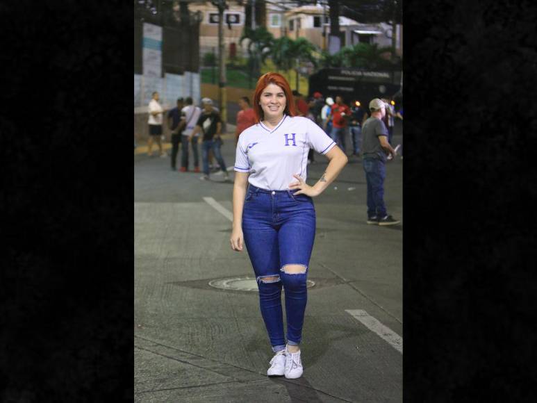 ¡Derroche de bellezas! Las catrachas que engalanan el partido Honduras vs. Granada