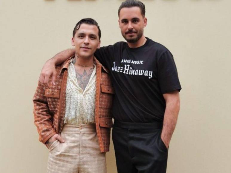 Christian Nodal reaparece en redes con “anillo de bodas”; internautas lo critican