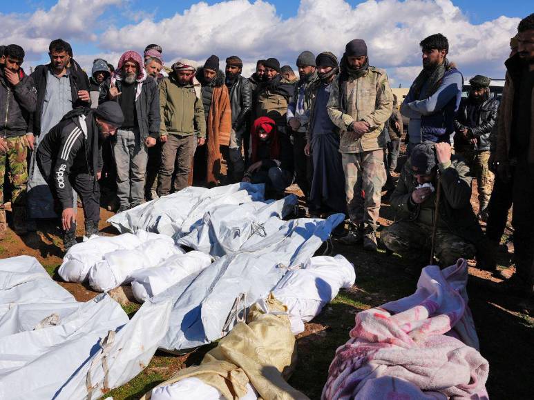 En una carrera contrarreloj, socorristas buscan sobrevivientes tras sismos en Turquía y Siria