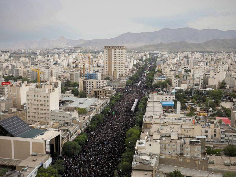 Millones de personas sepultan a presidente de Irán, víctima de accidente aéreo