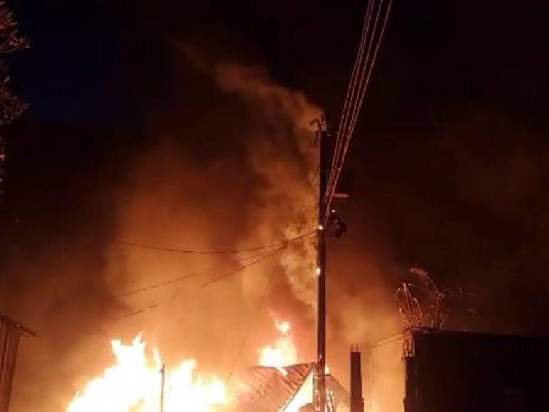 Las imágenes que dejó el voraz incendio que arrasó con varias viviendas en el bulevar Kuwait